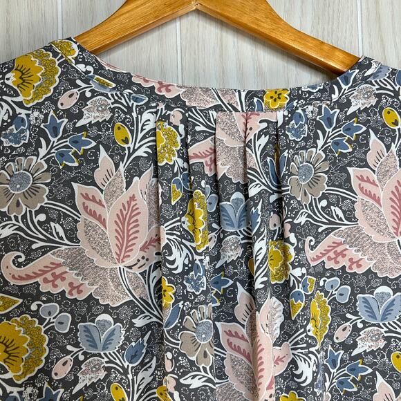 Tahari Plus Size V-Neck Blouse Size 1X Gray Floral Georgette Popover Pullover - Picture 9 of 11